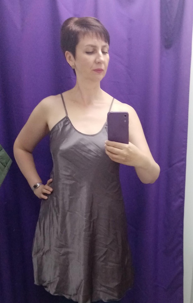 Вырез на модели другой, бретельки расположены пошире. За счёт чего смотрится интереснее. 
Размер верха у меня 48, низа - 50. Так как фасон расклешенный, то ориентировалась по верху. Размер 48 впору. Сорочку выкупила.