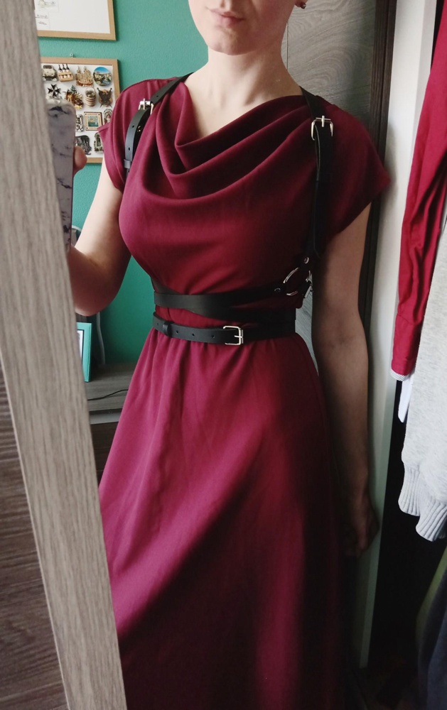 Качество огонь, натуральная кожа, ооочень толстая и крепкая! На талию 64см села плотно аккурат на первую дырочку, если подтянуть сверху (по запасу длины, я бы сказала портупея от 42 размера как минимум по 48).