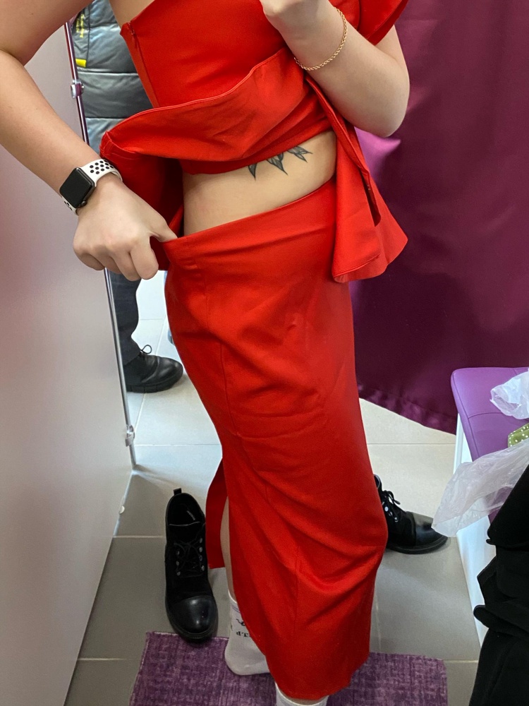 Костюм красивый, но юбка очень большая оказалась на мой 46(М), блузка не достаточно плотно сидит на плече, думаю, при носке бы спадала часто. Просто мне не подошёл, а так очень красивый и качественный костюм. 