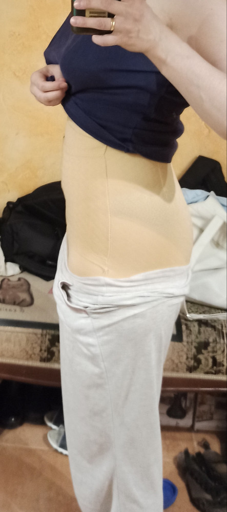 Корсет хороший. Дошёл быстро. Думала, что шорты будут отдельно как-то, а они единые с корсетом) одевать удобно, растягивается хорошо, но при этом отлично утягивает. Причём утягивает, а не перетягивает, мне есть с чем сравнить. Под одеждой не виден совсем, можно смело одевать под любое платье. К качеству претензий тоже нет: сшит хорошо и к телу ткань приятная. 
На мои габариты тела 93х82х104 размер L подошёл хорошо. Но думаю и размер поменьше тоже сидел неплохо. 
На фото я без корсета и с ним, так сказать "до" И "после"