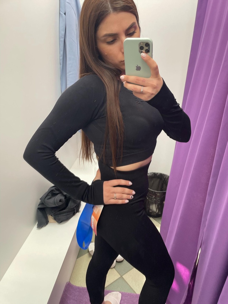 Шикарный костюм. Спасибо за подарок 🥰. Мой рост 162 см заказала размер М, сел отлично 😍но я в процессе похудения, поэтому можно было спокойно заказать S, но я не стала. Доставка оооочень  быстрая 2 дня до Липецкой области г. Лебедянь 😍😍😍😍