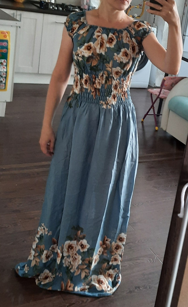 Хорошее платье ,сшито аккуратно ,ткань приятная очень,но на рост 155(42-44) длинновато -это видно по фото.Конечно платье оставлю и укорочу,но очень не хотелось бы целый ряд цветов отрезать(((