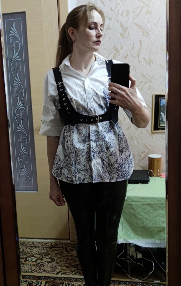 Симпатичная, пришла не мятая, без дефектов. Очень порадовало. Села на 46 размер хорошо. Смотрится классно, теперь можно любую рубашку, платье или водолазку преобразить.