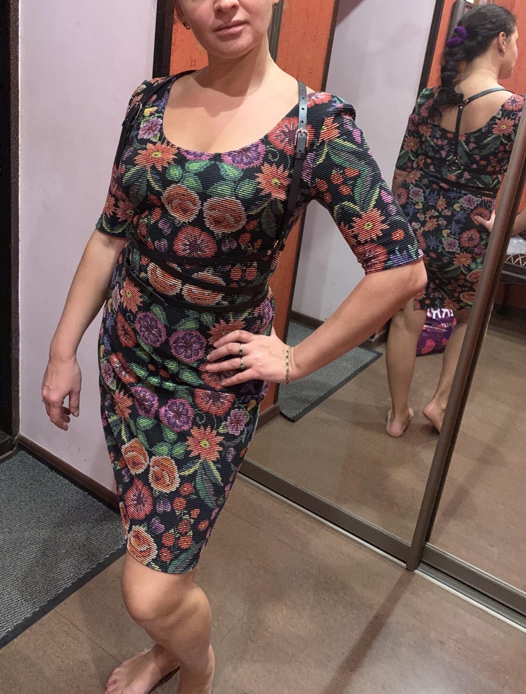 Бомба! смотрится отлично на любой одежде. И ещё заставляет держать осанку!