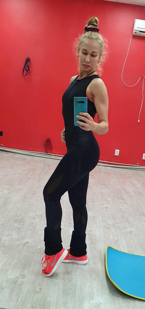 Мне понравился, тонкий, приятный,не просвечивается, рекомендую под него одевать спортивный топ