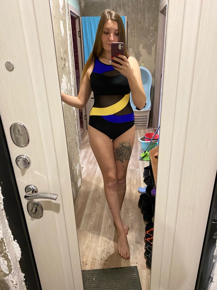 Купальник шикарный! Сшит отлично, сидит на фигуре хорошо. Купила для бассейна, чтоб ходить со старшими детьми на занятия. Мой рост 170, параметры 95-73-100 и после родов грудь часто увеличивается, а этот купальник тянется и хорошо садится на любой размер груди, до 3го точно. Размер купальника у меня 46. Ткань хорошая, плотная. (Не судите второй план, делаем ремонт.)