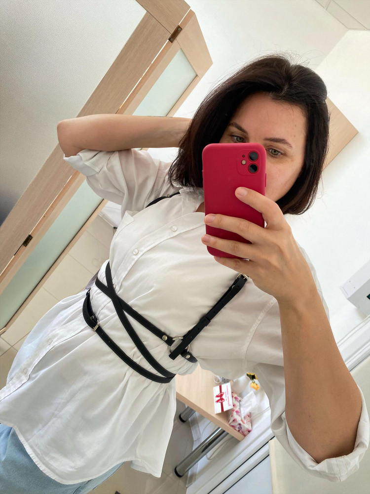 На 48 размер оказалась с большим запасом. Внутренняя часть портупеи обработана не очень хорошо - сыпется. Но в целом покупкой довольна.