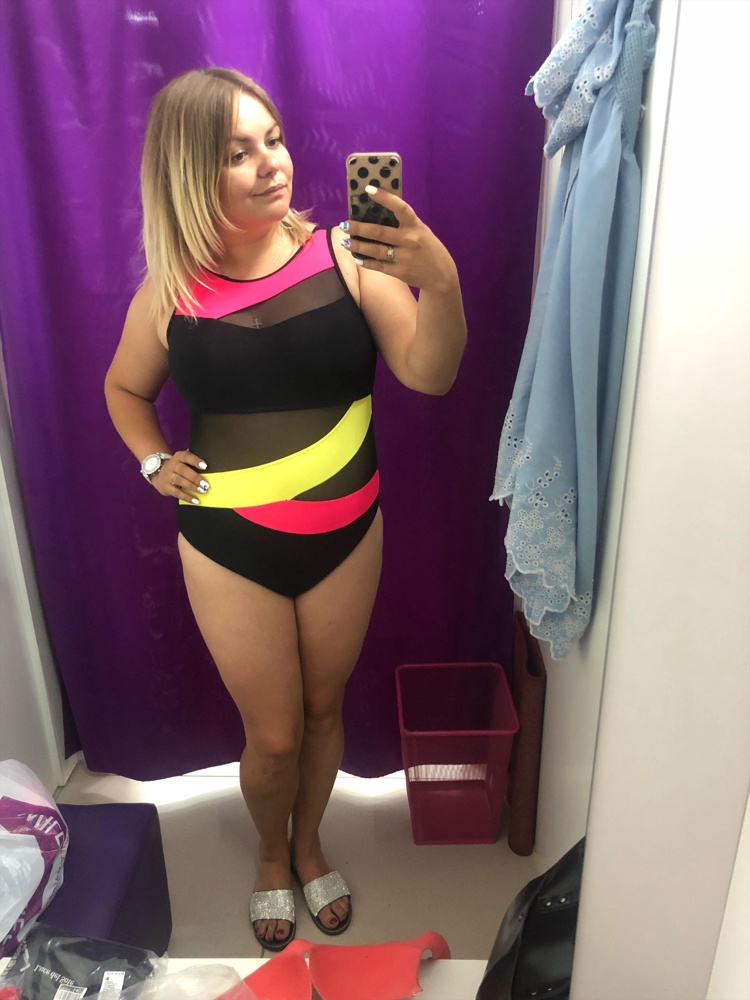 Очень яркий, красивый и качественный купальник за небольшие деньги. Для девушек с пышной фигурой это находка, живот хорошо скрывает, на спине ничего не выделяет, в зонах подмышек так же прячет недостатки. Взяла!