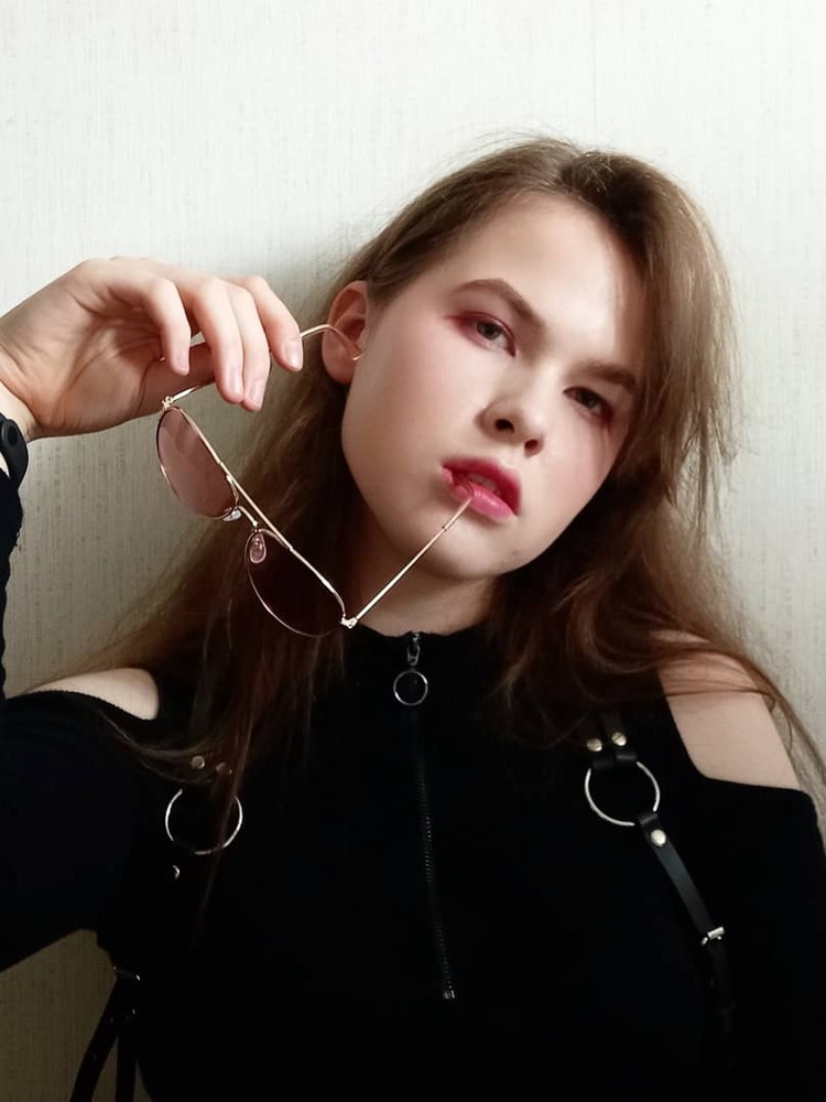 Отлично подошла по размеру, ремешки очень удобные, регулировать длину легко. Лично мне пришлась по вкусу.