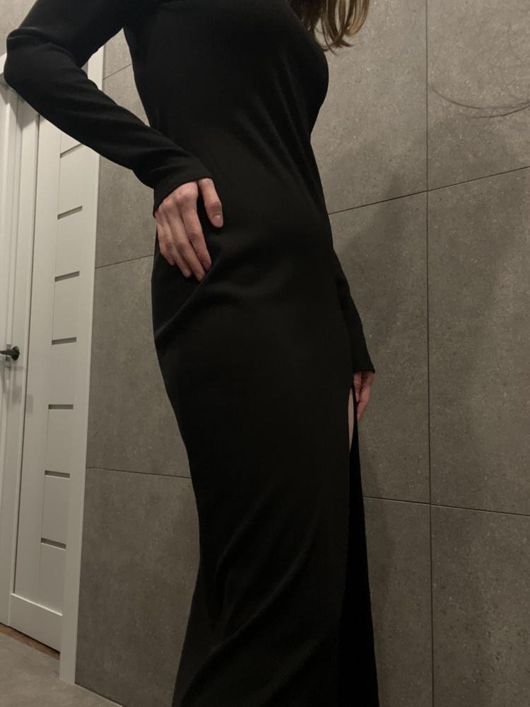 Качественное платье, пошито отлично идёт в размер 👍 разрез смотрится не вульгарно, а интригующе и игриво 😜 чёрное- беспроигрышный вариант! Спасибо!