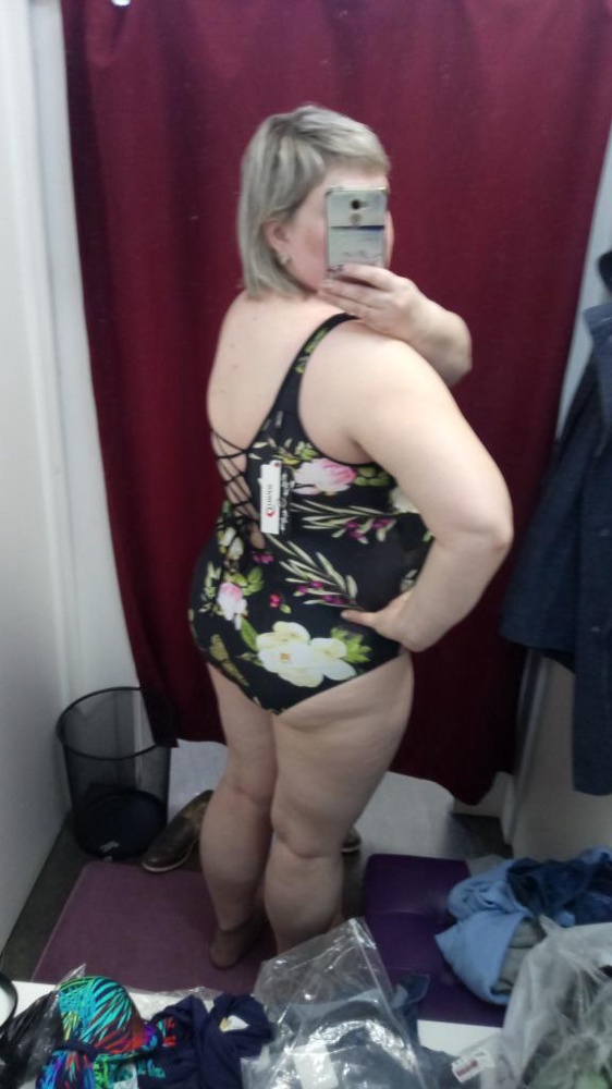 Купальник понравился(выкупила 50 размер производителя), мой рост 175, размер ношу 56-58,немного утягивает живот, стройнит. 