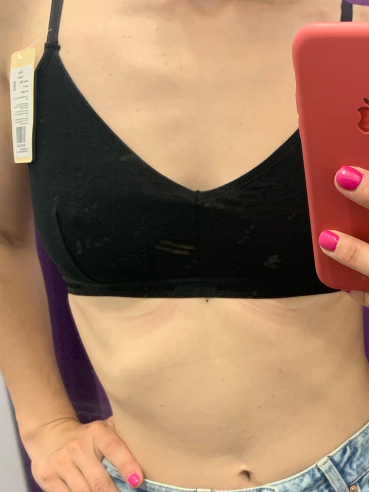 Шикарный хлопковый топ. Сел плотно, грудь держит хорошо, но и нигде не передавливает. На теле не ощущается. Аккуратный , ничего лишнего , отлично подходит для открытых маек с вырезом. То, что хотела, вместе бюстгальтера. Возьму ещё белый и бежевый. Очень довольна, спасибо 🙏