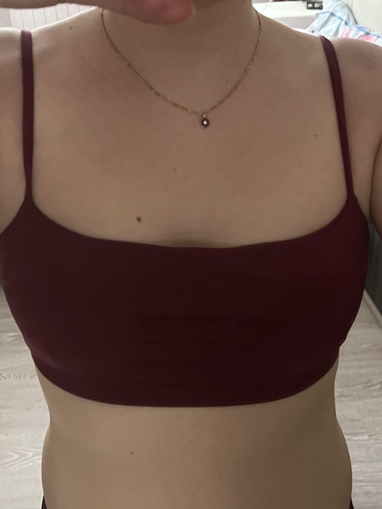 Удачная модель, хорошая посадка, лямки регулируются. Вкладка пушап, толстовата. Соглашусь с предыдущими отзывами насчёт материала, жестковат, от купальника ждёшь более приятного к телу материала. Но все равно взяла, т.к. сама модель красивая. Маломерит примерно на размер.