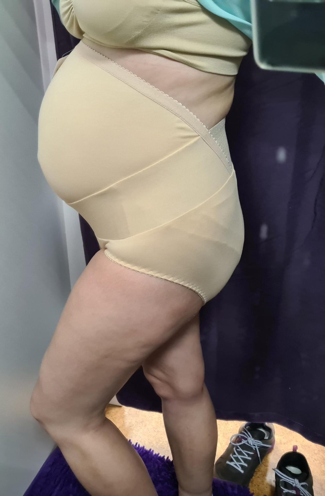 Отходила в нем два дня - удобно. Не давит между ног как более дорогая модель этой фирмы. Да и вообще нигде не давит. Верх не утягивает, просто облегает. Поддержка живота небольшая, зато удобно и не видно под одеждой. На бедра 95 см размер 104 подошёл, почти как по размерной сетке.