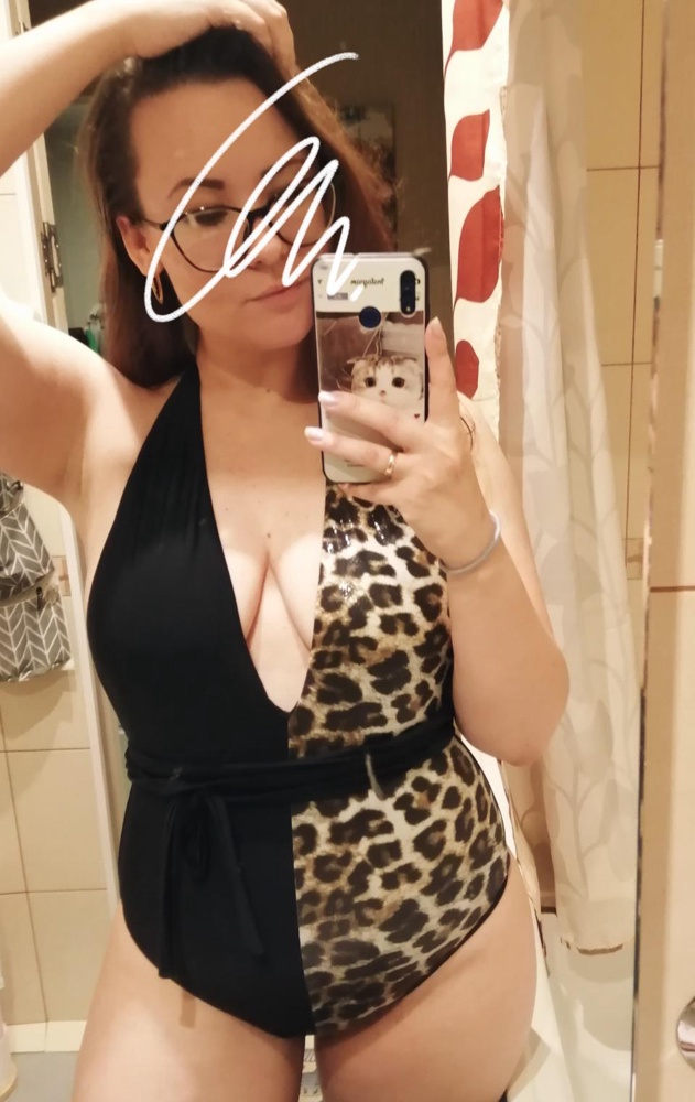 Неплохой, но есть кое где нитки и внутри на завязке разошелся шов. А так мягкий и комфортный, на свой 44_46 взяла 46.немнооого большеват но норм. 