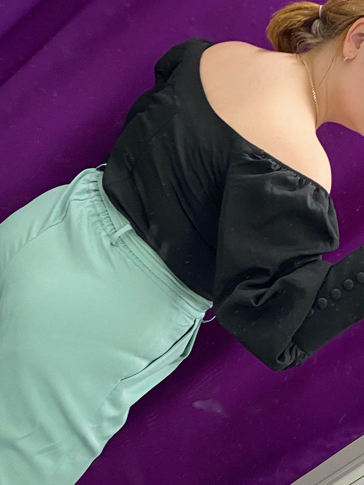 Блузка красивая, но если у вас спина немного широкая как у меня будет ещё полнить. Качество отличное, смотрится правда очень шикарно 