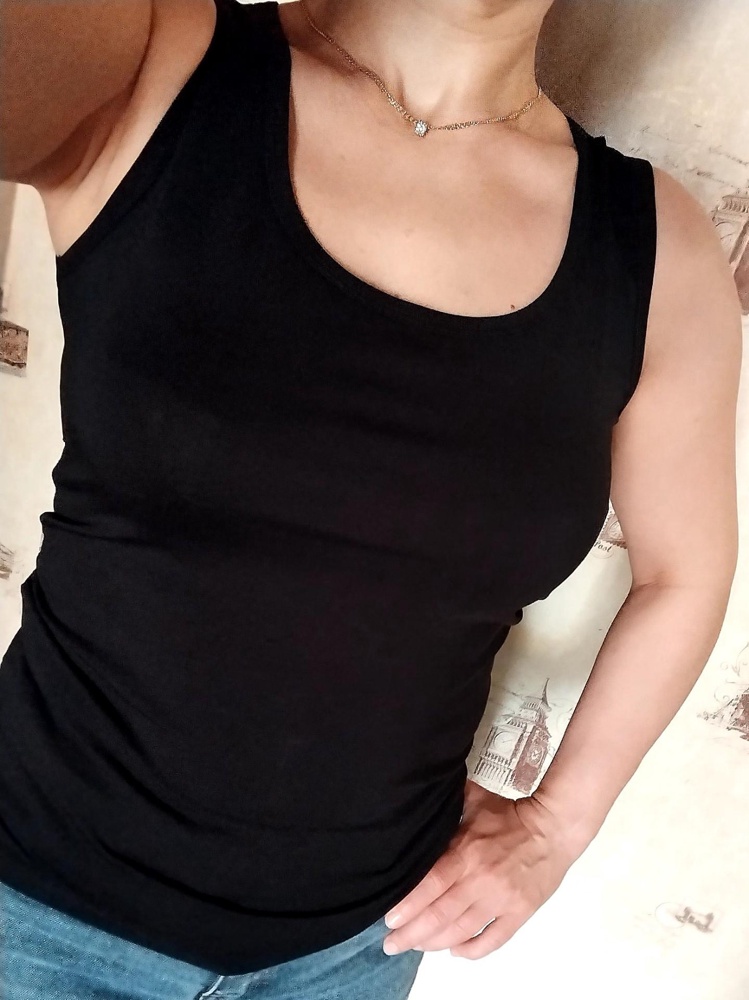 Очень достойная маечка! Тонкая , но не просвечивает. Комфортная. Единственное маломерит, на 44 брала L. И длинновата на мой рост.