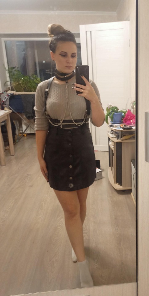 Портупея выглядит здорово, звезду снимать не стала так как очень нравится, но ошейник конечно трудно носить очень твердый, понимаю, что в силу материала, но очень нравится заказ оставила, большое спасибо ❤️