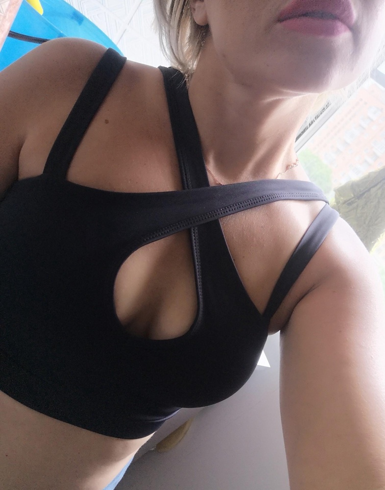 Необычный топ. Удобный. Заниматься в нем понравилось. Без нареканий. Чашки есть