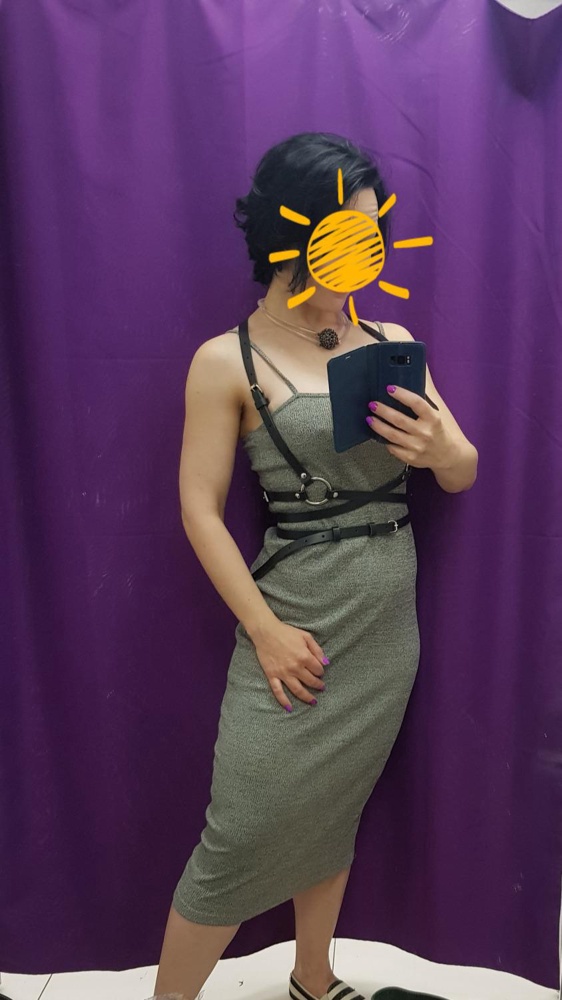 Портупея пришла в пакете. Приятный запах кожи порадовал. 
Кожа довольно жесткая. Брала 2 производителей для сравнения. Тонкая некрасиво выгибается на концах. А эта отлично держит форму. На 44 р-р села комфортно. Теперь нужно искать, с чем носить )