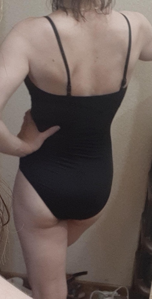 Брала за 1420 рублей. Хороший купальник. Впереди двойной, а сзади однослойны. Удобный нигде не давит  на свои параметры 90*70*90 заказала s