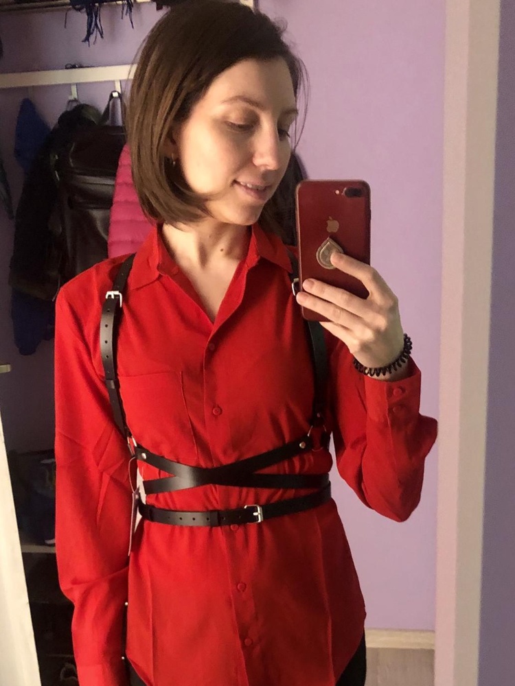 Слова излишни, отзывов много. Поделюсь опытом про выбор размера. Я ношу 42-44. ОТ 73. ОГ85. Взяла 44-46. Все село чётенько. Выглядит добротно, стильно-модно-молодёжно. И цена приятная за кожаную вещь, брала в районе 1500.