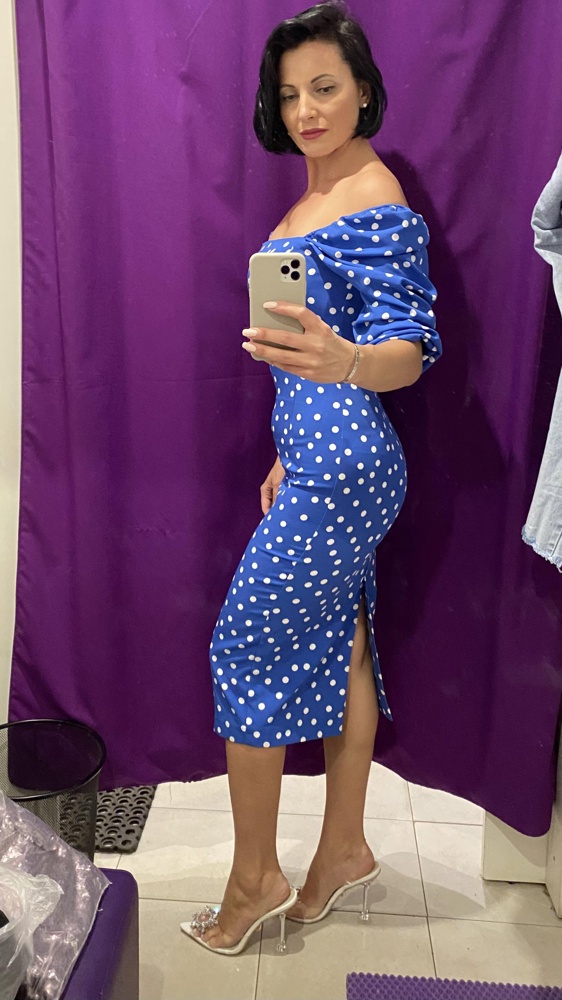 Очень люблю фасон этого платья. Купила два: красное и голубое в горох. Большемерит на размер. В разных цветах ткань разная, поэтому где-то больше тянется. 