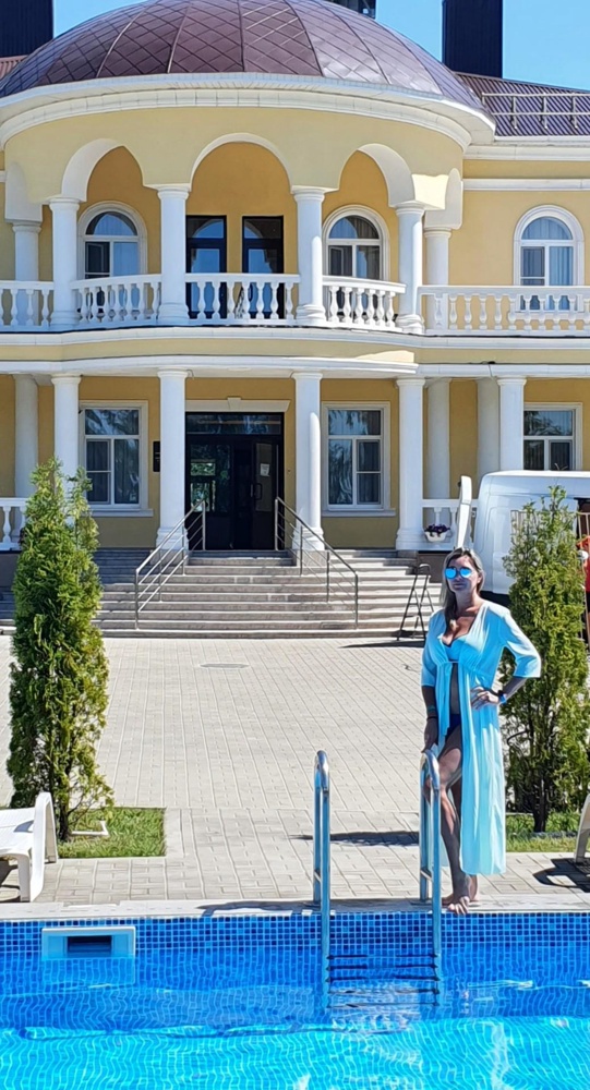 Восторг!!!! Ткань шёлк!!! Очень приятная к телу.  В тунике не жарко, не потеешь. Из многих разных заказанных выбрала именно эту.  Очень нежная, аккуратная, стройнит... ог 92, от 76, об 90, рост 164см,  взяла 42-44, супер.