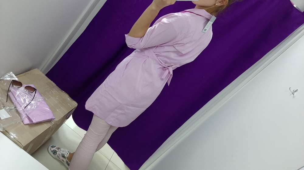 Отличный халатик,глубокие карманы,заказывала размер 44 и 46,купила 44 т.к 46 уж очень большой.Ткань почти не просвечивает,очень приятная,не синтетика как во многих мед.одежках.
 Очень интересный крой воротничка,сидит по фигуре.
 На рост 170см на 5 см выше колена.
 Вес 56кг,чашка B, 44 размер сел отлично.
 На последнем фото 46 размер,огромный.