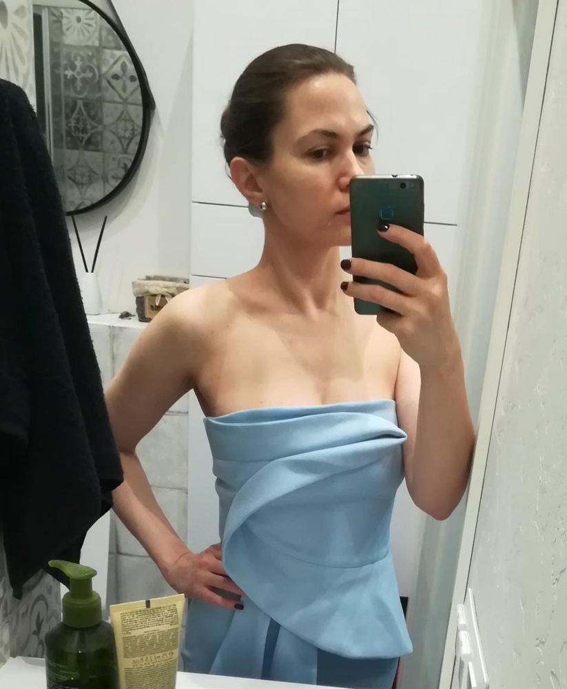 Очень красивое и качественное платье) мне показалось немного большемерит. Сильно тянется. Надеялась носить без бюстгалтера, но спадает. 