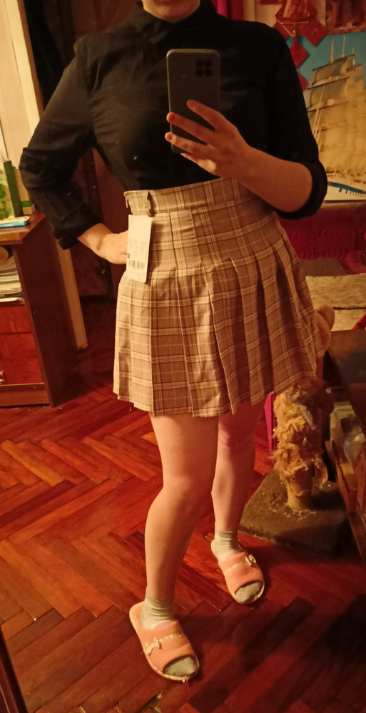 Качество ткани хорошее, цвет приятный. На талию 78 садится очень высоко, практически под грудью, из-за чего сама юбка кажется очень короткой, а сзади топорщится. На поверхности ремня небольшие повреждения по всей поверхности и сильный запах.