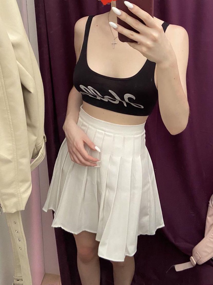 Идеально села😍 Я никак не могла найти юбку на свою талию, а эту как будто на меня и шили)