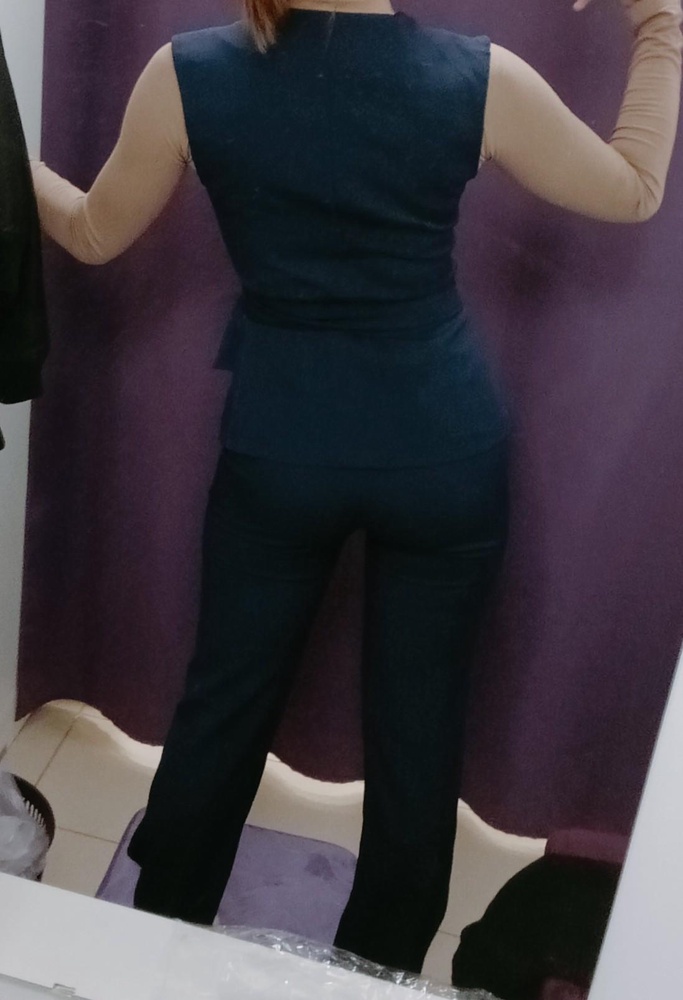 Размер в размер. Немного топорщится в районе груди, там где схлест, а так все выточки на месте. Качество материала хорошее, плотный, тянется отлично. Единственное, кое-где такие швы такие, что ощущение, что скоро разойдутся. По длине и в талии придется ушить Мой рост 162, размер 42