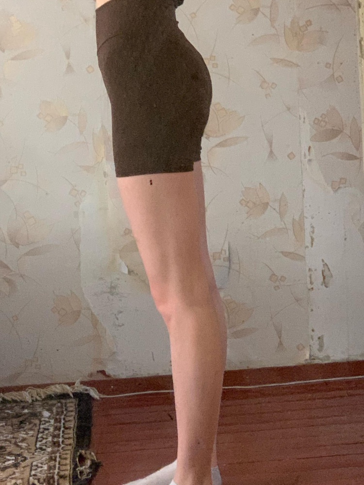 Отличные шортики, получила без изъянов, на свой размер заказала xs, но если вы такие же худенькие и буду заниматься спортом, то заказывайте s, так как потом вам будут давит резинки внизу