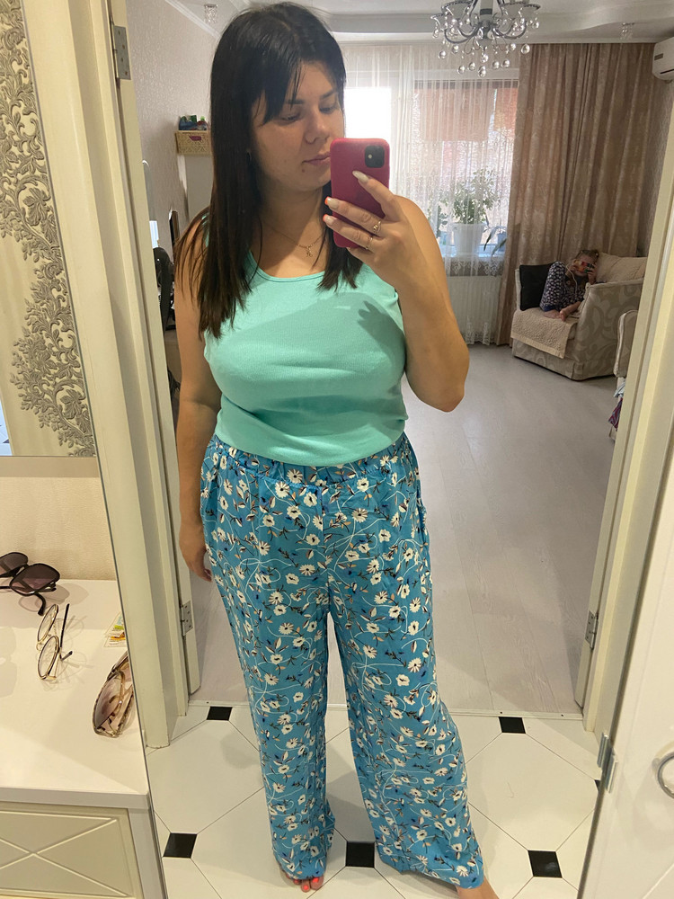 Суперская Майка , тянется, плотная , мягкая . Но берите размер по больше , тогда вещь смотрится красиво . У меня верх 56 . Я взяла майку 60 размера . Взяла бы свой сильно бы облегало . А так супер 