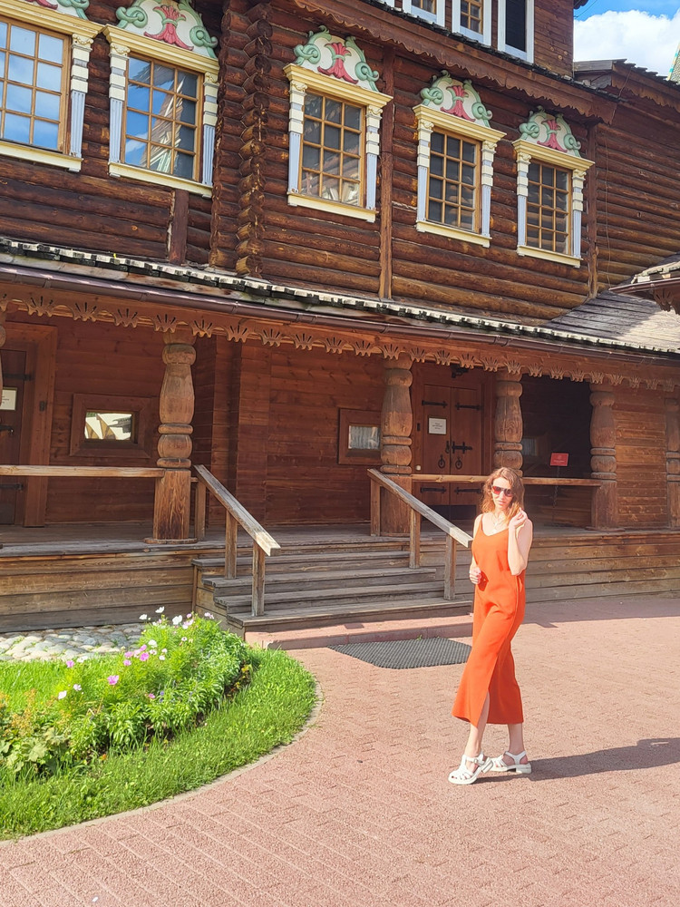 Платье супер, прочитала отзывы, что цвет иногда не соответствует заказала сразу 2, красное и терракот, в итоге забрала оба, не смогла выбрать, сели идеально. Ткань почти не мнется и очень приятная к телу. На все случаи жизни подойдёт и с пиджаком и со свитером и с футболкой, и на лето и на зиму. 
Рекомендую к покупке.