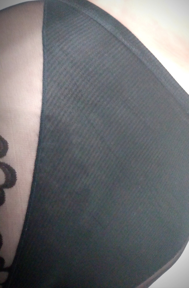 Довольна, приятные в носке, не давят, не скручиваются. Трусы из лёгкой нежной ткани, есть ластовица. Кружево без брака. 