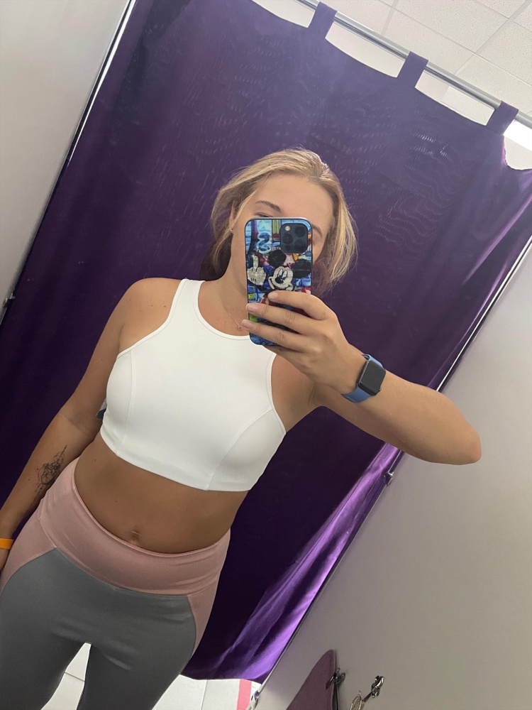 Топ удобный, легко одевать и снимать. Но белый показался марким, взяла другой 