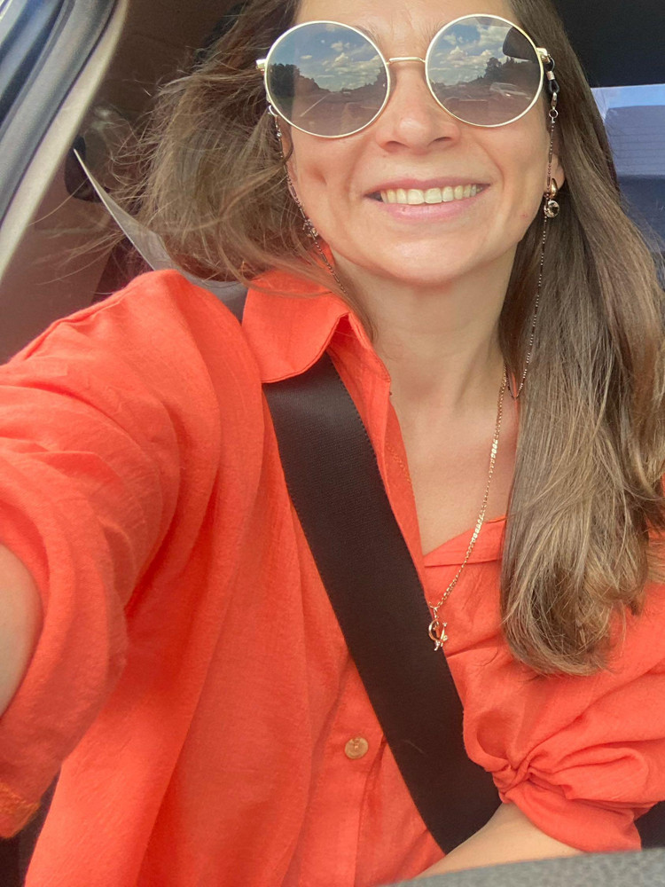 На свой 44 брала М, очень хороший оверсайз. Рукава только в закатку можно носить) Но она такая легкая, цвет такой красивый! В жару просто идеально!