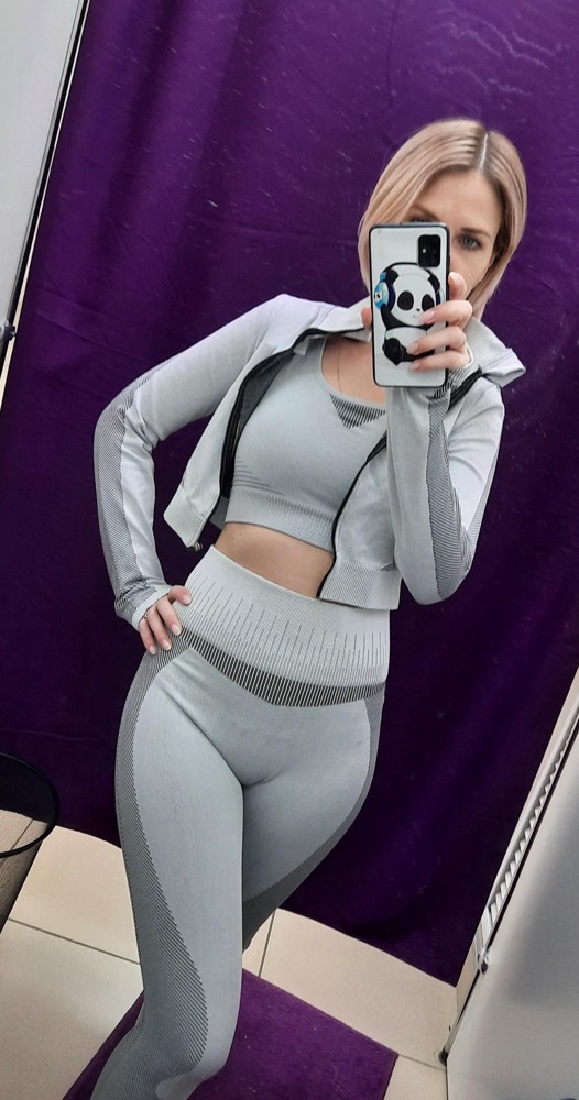 Костюм супер. Цвет в реале немного другой. Топ брала отдельно, его артикул 37904322. Пробовала заказывать такой костюм с родным топом, но прям не советую. Родной топ от него дубовый, не тянется и лямки очень давят. На 44 размер Мка хорошо села. Животик у меня не идеальный аж 75 см, но резинка не давит.