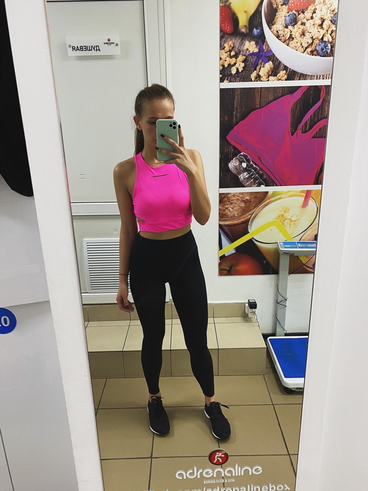 Отличный топ. Размер соответствует, если подобрать правильно, при тренировки чуть растягивается, не сдавливает. 