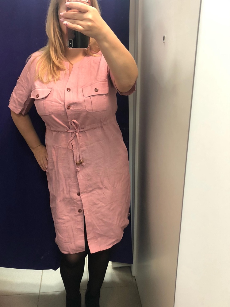 Платье хорошее, но заказанный 54 размер на 52-54 оказался впритык, цвет и ткань приятные