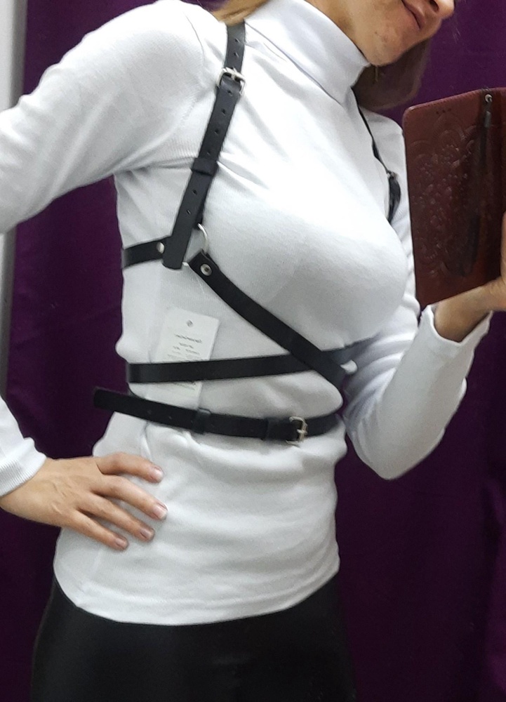 Качественная,интересная вещица. 969 р. Думала не кожа, похоже на кожу,ну или качественный кожзам. Мой размер 44. Взяла 44-46. Короче,довольная)))