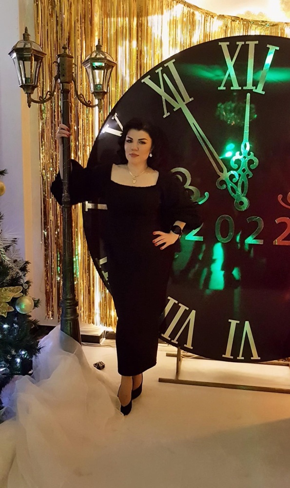 Очень эффектное, красивое платье, в котором Вы точно не останетесь незамеченной.  НО!! есть один серьезный недостаток, ПЛАТЬЕ КРАСИТСЯ!!! ДАЖЕ МАНИКЮР ПРЕВРАТИЛСЯ ИЗ КРАСНОГО В ЧЕРНЫЙ! Брала за 4500, на 48 размер подошел XL!