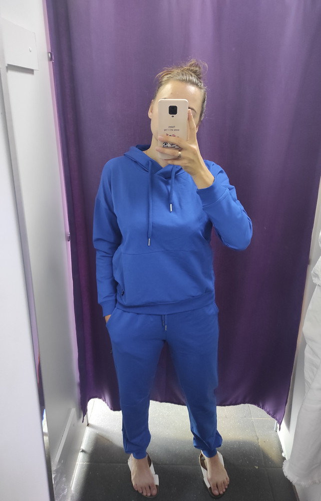 На параметры 102-85-104, живот по пупку 89, объем ноги 58, вес 73кг, рост 173,  подошёл XL. Костюм приятный, удобный, за 1000рублей просто отличный.