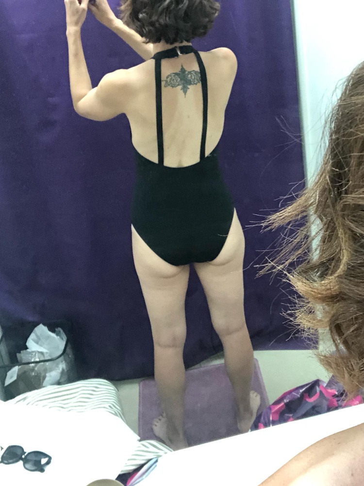 Купальник прекрасный, но на меня не сел. Однозначно, он на рост максимум 163, как у меня, и то мне было немного некомфортно по длине. Но это бы ладно... все-таки на мои бёдра 96см и пышную форму пятой точки 44 размер садится не идеально: врезается и перетягивает. На очень небольшую грудь: у меня 88 см, и это впритык, иначе по бокам все вылезет. В общем, был бы 46, был бы как раз. Сама модель очень стильная, красивая спинка, ткань, пошив - все качественное.