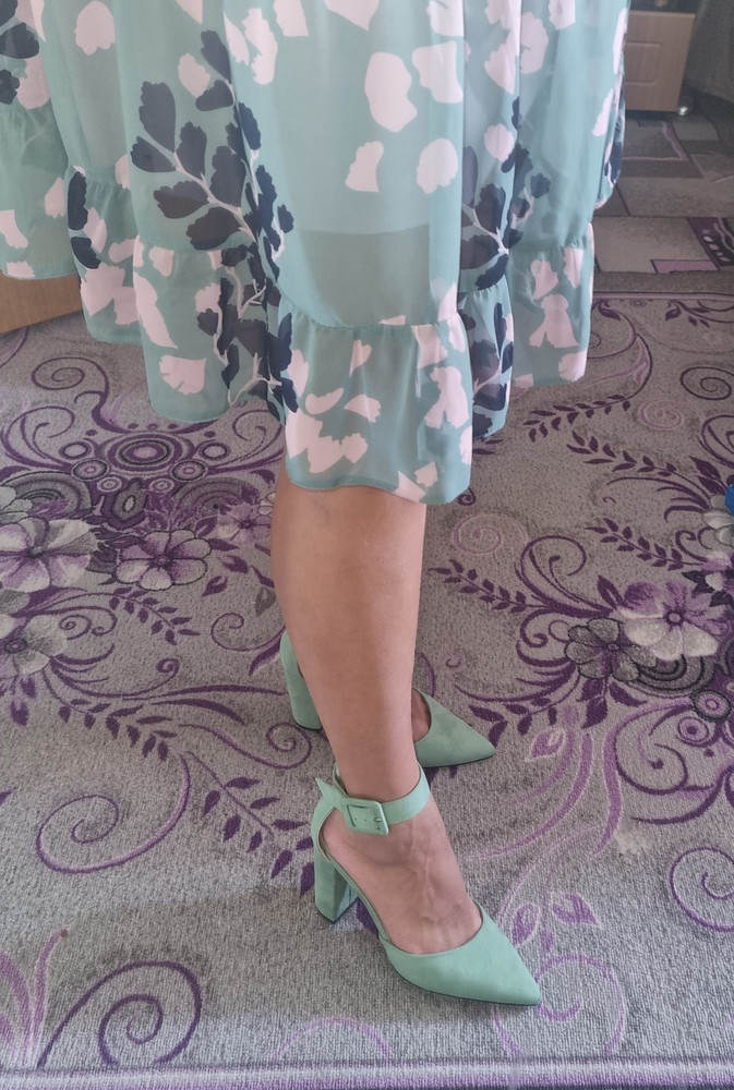 Туфли соответствуют размеру, 36 на 36 (23см), цвет как на фото в описании, минус 1 звезда за то что прошлась по вымощенной уличной дорожке и нос у обеих туфель немного стерся, цена соответствует качеству. На каблуках хожу редко, эти удобные с первых минут, модель на худую ногу.