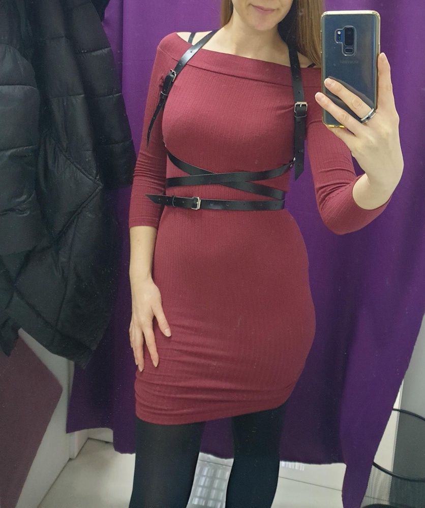 А мне не понравилась выделка кожи,смотрится тонковато,и дешевит этим,а так,сидит отлично конечно,но думаю,что будет красится ещё,как и другие,так что отказ в пользу другой.