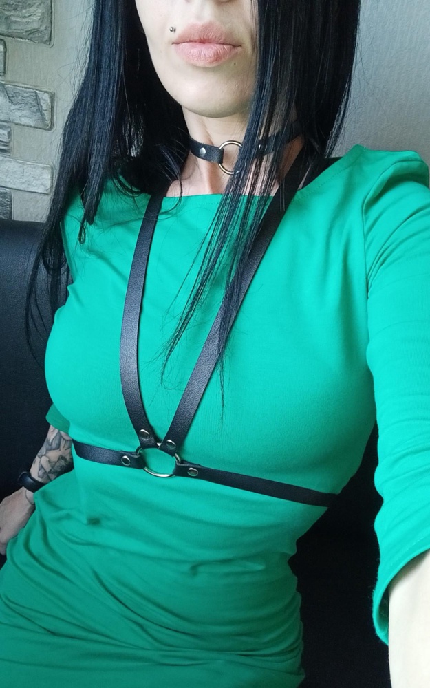 Шикарное качество. Гораздо лучше,  чем заказывала в Китае. Мягкая, плотная, не красится и не расклеивается. Все лежало в тряпичном мешочке, с бирочками. В подарок положили очень аккуратный чокер. Просто пушка. Еще куплю