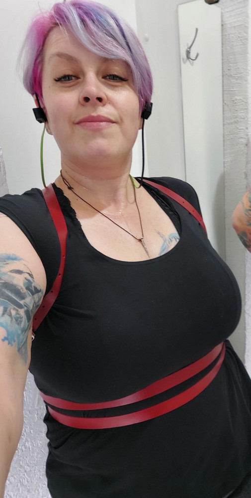 Выбрала красную, не так мрачно как черная ... На грудь 4-5 размера подошла как видите, ношу 50-52. Рекомендую.